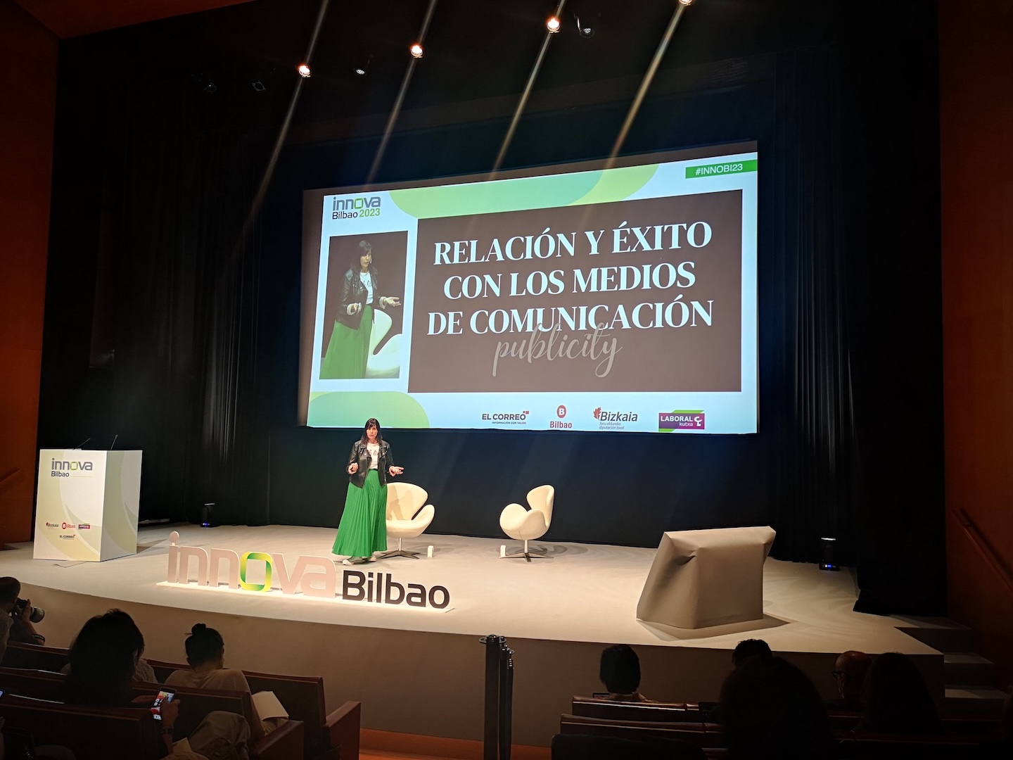 Clara Montesinos en el escenario de Innova Bilbao 2023, en su conferencia sobre relación con los medios